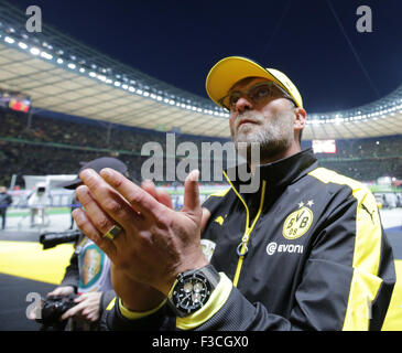L'entraîneur de Dortmund JÜRGEN KLOPP applaudes les fans après le match de foot final DFB entre Borussia Dortmund et VfL Wolfsburg à l'Olympiastadion de Berlin, Allemagne, 30 mai 2015. Dortmund a perdu 1-3. Photo : MICHAEL KAPPELER/dpa (ATTENTION ÉDITEURS - EMBARGO SUR LES CONDITIONS : La DFB interdit l'utilisation et la publication d'images séquentielles sur l'internet et autres médias en ligne pendant le match (y compris la mi-temps). ATTENTION : période de blocage ! La DFB permet l'utilisation et la publication des photos pour les services mobiles (MMS) et en particulier pour le DVB-H et DMB uniquement après th Banque D'Images