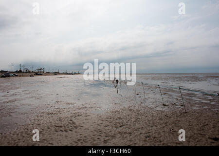 La plage de Southport à marée basse. Les gens qui marchent sur la plage. Par temps couvert. Banque D'Images