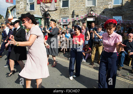 Grassington 1940 Week-end événement organisé chaque année dans le village Malham dans les vallées du Yorkshire, England, UK. Les populations locales Inscrivez-vous en masse avec re-enactment commémoration de la Seconde Guerre mondiale militaire avec esprit et vêtements vintage, des véhicules militaires et de la danse. Banque D'Images