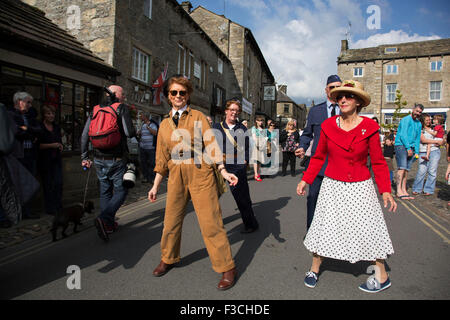 Grassington 1940 Week-end événement organisé chaque année dans le village Malham dans les vallées du Yorkshire, England, UK. Les populations locales Inscrivez-vous en masse avec re-enactment commémoration de la Seconde Guerre mondiale militaire avec esprit et vêtements vintage, des véhicules militaires et de la danse. Banque D'Images