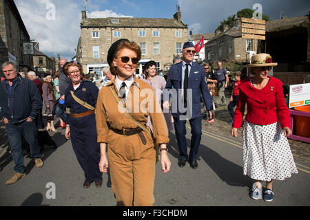 Grassington 1940 Week-end événement organisé chaque année dans le village Malham dans les vallées du Yorkshire, England, UK. Les populations locales Inscrivez-vous en masse avec re-enactment commémoration de la Seconde Guerre mondiale militaire avec esprit et vêtements vintage, des véhicules militaires et de la danse. Banque D'Images