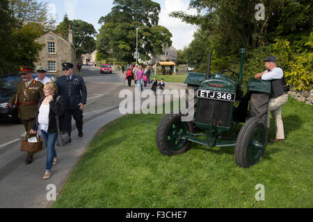 Grassington 1940 Week-end événement organisé chaque année dans le village Malham dans les vallées du Yorkshire, England, UK. Les populations locales Inscrivez-vous en masse avec re-enactment commémoration de la Seconde Guerre mondiale militaire avec esprit et vêtements vintage, des véhicules militaires et de la danse. Banque D'Images