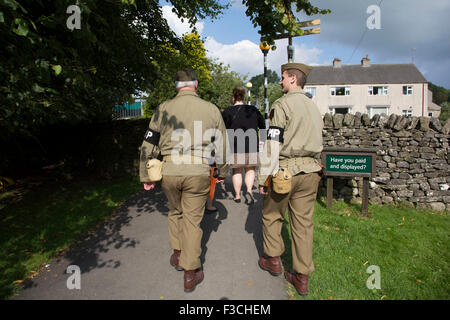 Grassington 1940 Week-end événement organisé chaque année dans le village Malham dans les vallées du Yorkshire, England, UK. Les populations locales Inscrivez-vous en masse avec re-enactment commémoration de la Seconde Guerre mondiale militaire avec esprit et vêtements vintage, des véhicules militaires et de la danse. Banque D'Images