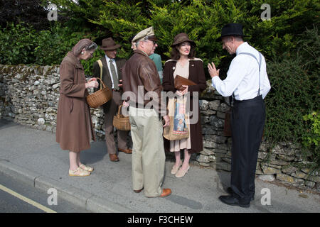 Grassington 1940 Week-end événement organisé chaque année dans le village Malham dans les vallées du Yorkshire, England, UK. Les populations locales Inscrivez-vous en masse avec re-enactment commémoration de la Seconde Guerre mondiale militaire avec esprit et vêtements vintage, des véhicules militaires et de la danse. Banque D'Images