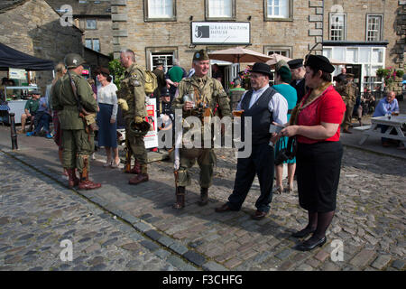 Grassington 1940 Week-end événement organisé chaque année dans le village Malham dans les vallées du Yorkshire, England, UK. Les populations locales Inscrivez-vous en masse avec re-enactment commémoration de la Seconde Guerre mondiale militaire avec esprit et vêtements vintage, des véhicules militaires et de la danse. Banque D'Images