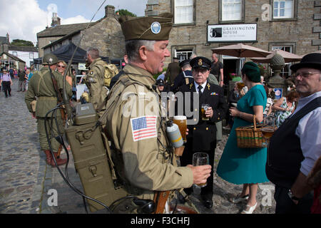 Grassington 1940 Week-end événement organisé chaque année dans le village Malham dans les vallées du Yorkshire, England, UK. Les populations locales Inscrivez-vous en masse avec re-enactment commémoration de la Seconde Guerre mondiale militaire avec esprit et vêtements vintage, des véhicules militaires et de la danse. Banque D'Images