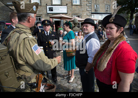 Grassington 1940 Week-end événement organisé chaque année dans le village Malham dans les vallées du Yorkshire, England, UK. Les populations locales Inscrivez-vous en masse avec re-enactment commémoration de la Seconde Guerre mondiale militaire avec esprit et vêtements vintage, des véhicules militaires et de la danse. Banque D'Images