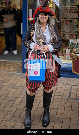 Levée de fonds Royaume-Uni. Femme âgée habillée comme pirate dans un événement caritatif de levée de fonds de rue pour aider à la recherche sur le cancer. Angleterre Royaume-Uni Banque D'Images