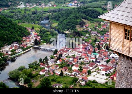 Vue depuis les ruines sur la rivière Una Ostrovica à Kulen Vakuf. Banque D'Images