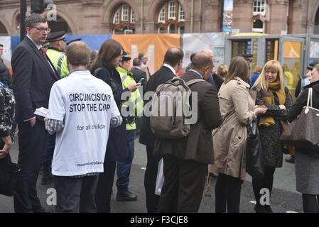 Manchester UK 5 octobre 2015 un manifestant contre la circoncision des enfants distribue des tracts à l'extérieur Manchester Central, le lieu de la conférence du parti conservateur, qui a commencé hier et se termine le mercredi 7 octobre. Conférence du parti conservateur à Manchester, UK Crédit : John Fryer/Alamy Live News Banque D'Images