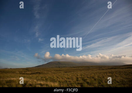 Ingleborough est la deuxième plus haute montagne dans le Yorkshire Dales, à 723 mètres. C'est l'un des trois sommets du Yorkshire. Banque D'Images