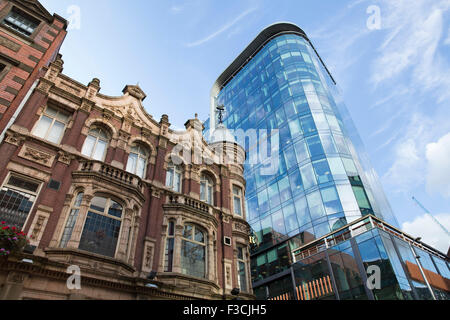 Bâtiments anciens et nouveaux dans le centre-ville de Birmingham en photo au croisement de la rue de l'Église et Cornwall Street, Birmingham. Banque D'Images