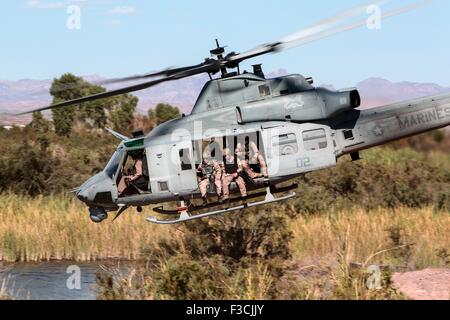 US Marine commandos des forces spéciales avec la 1ère compagnie de reconnaissance de la Force, de se préparer à sauter d'un hélicoptère UH-1Y Venom en Ferguson Lake au cours de formation d'insertion appelé helocasting 3 octobre 2015 près de Yuma, en Arizona. Banque D'Images