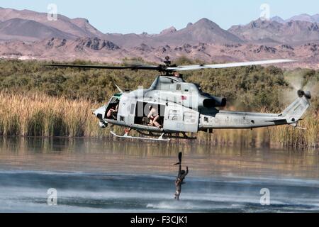 US Marine commandos des forces spéciales avec la 1ère compagnie de reconnaissance de la Force, sauter d'un hélicoptère UH-1Y Venom en Ferguson Lake au cours de formation d'insertion appelé helocasting 3 octobre 2015 près de Yuma, en Arizona. Banque D'Images