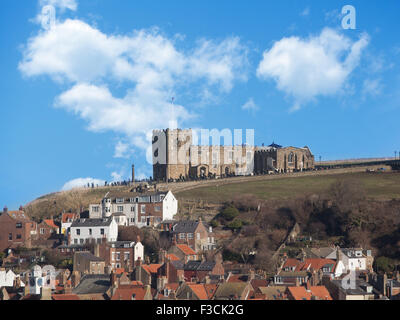 Sur un promontoire au-dessus de la ville de Whitby se dresse l'église St Mary. Banque D'Images