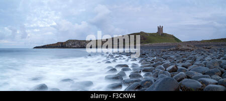 Château de Dunstanburgh, la côte de Northumberland, UK Banque D'Images