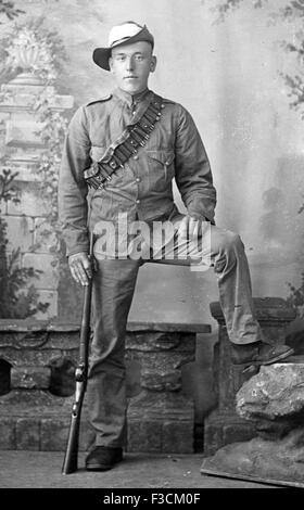 Soldat victorien avec slade Wallace et équipement cuir carabine Martini henry période de guerre des Boers Banque D'Images