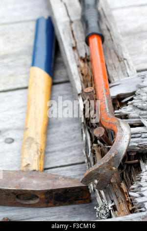 Claw hammer et clous rouillés sur les anciennes cartes Banque D'Images