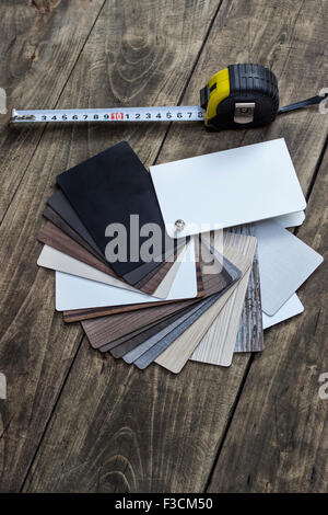 Différents échantillons de couleur de plancher de bois sur la table, Close up Banque D'Images