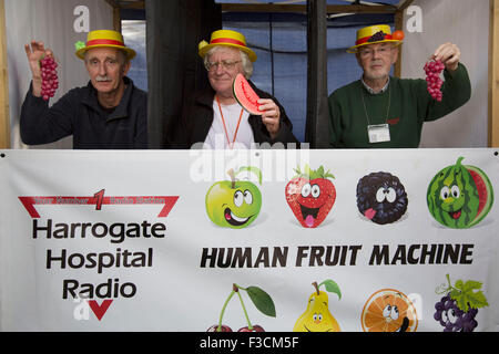 Fruits de la machine de jeu pour récolter des fonds pour la charité. Organisée par l'hôpital de Harrogate Radio. Campsites Canet-en-Roussillon 'Afficher', comme la Nidderdale Show, est un salon de l'agriculture traditionnelle Dales pour le meilleur de l'élevage, de produire et de l'artisanat dans le Yorkshire Dales. Tenue à la pittoresque entoure de Bewerley Campsites Canet-en-Roussillon, Parc, est l'un des plus grands du comté de spectacles. Il attire régulièrement des foules de 17 000 et traditionnellement marque la fin de la saison agricole. Banque D'Images