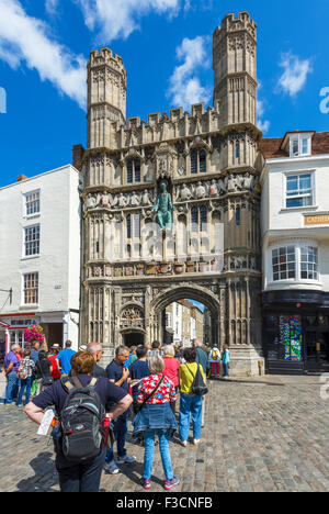 Les touristes faisant la queue pour entrer dans la Cathédrale Christ Church, à travers la Porte Buttermarket, Canterbury, Kent, England, UK Banque D'Images