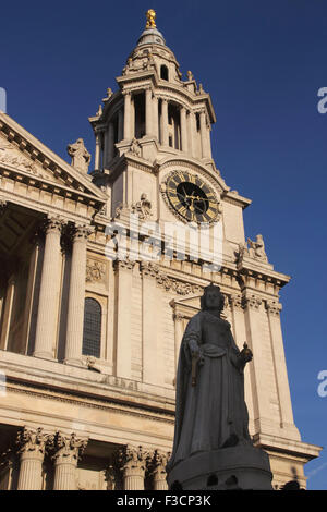 Statue de la reine Victoria en la Cathédrale St Paul London Banque D'Images