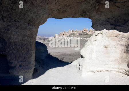 Vue sur le ciel bleu à travers les rochers en Cappadoce, Anatolie, Turquie contre montagne canyon escarpé, rochers bizarres au premier plan Banque D'Images