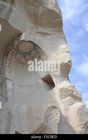 La peinture de l'église de roche dans le merveilleux paysage de Cappadoce, Turquie avec ses montagnes, collines et rock formations Banque D'Images