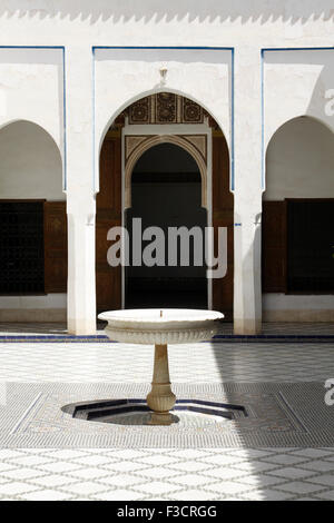 Fontaine la cour d'Honneur du Palais Bahia à Marrakech, Maroc Banque D'Images