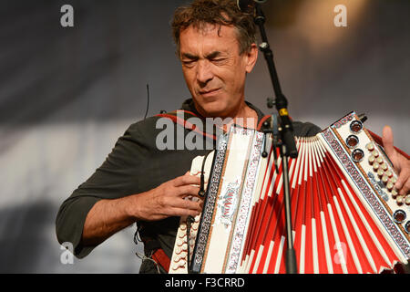 Musicien autrichien Hubert von Goisern effectue sur scène à l'accordéon à Salzburg, Autriche, le 28 juin 2015 Banque D'Images