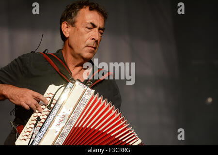 Musicien Hubert von Goisern joue l'accordéon diatonique sur scène à Salzburg, Autriche, le 28 juin 2015 Banque D'Images