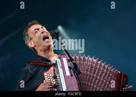 L'auteur-compositeur autrichien populaire Hubert von Goisern chante et joue de l'accordéon diatonique sur scène à Salzbourg, Autriche Banque D'Images