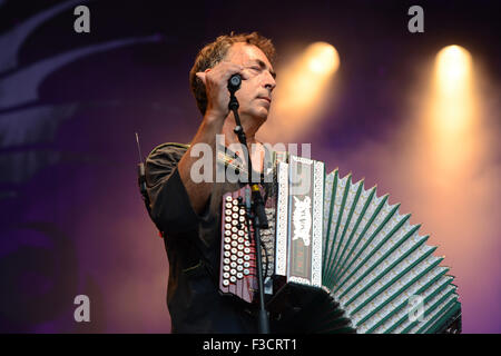 Chanteur-compositeur-Hubert von Goisern effectue une ballade à son concert à Salzburg, Autriche, le 28 juin 2015 Banque D'Images