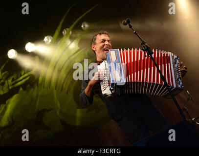 Musicien Hubert von Goisern joue énergiquement l'accordéon diatonique en direct sur scène à Salzburg, Autriche, le 28 juin 2015 Banque D'Images