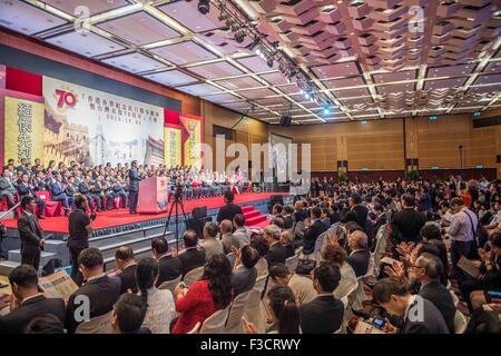 Hong Kong, Chine. 5Th Oct, 2015. Un événement commémorant le 70e anniversaire de la victoire du peuple chinois de la guerre de résistance contre l'agression japonaise et la récupération de la souveraineté sur Taiwan est tenue à Hong Kong Convention and Exhibition Centre de Hong Kong, Chine du sud, le 5 octobre 2015. © Lui Siu Wai/Xinhua/Alamy Live News Banque D'Images