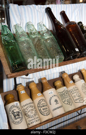 Royaume-uni, Angleterre, Lincolnshire, Lincoln, Salon des Antiquaires, Hall intérieur vieux grès au gingembre et de verre bouteilles pop Banque D'Images