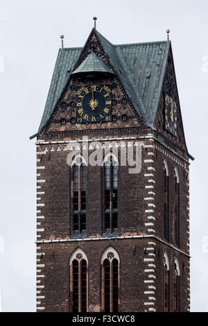 La tour de l'horloge de l'église St Mary en ruine dans la ville allemande de Wismar, Site du patrimoine mondial de l'Unesco. Banque D'Images