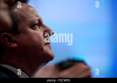 Manchester, UK. 5e octobre 2015. Le très honorable David Cameron, MP, Premier Ministre, Premier Lord du Trésor, Ministre de la fonction publique, à l'écoute d'un discours prononcé par le très honorable George Osborne MP, Premier Secrétaire d'État, chancelier de l'Échiquier au jour 2 de la 2015 conférence du parti conservateur à Manchester. Credit : Russell Hart/Alamy Live News. Banque D'Images