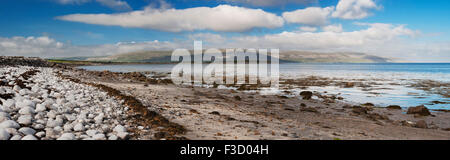 Le Rocky seashore à Finavarra, sur la rive sud de la baie de Galway, à la tête vers le noir, le Burren, comté de Clare Banque D'Images