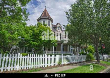 Old Florida Cracker maisons dans le Nord de la Floride centrale ville de Alachua. Banque D'Images