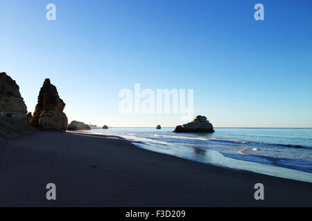 Belle vue sur la plage par l'aube avec des falaises sur l'arrière-plan Banque D'Images