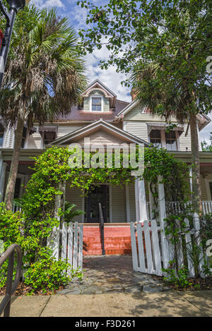 Old Florida Cracker maisons dans le Nord de la Floride centrale ville de Alachua. Banque D'Images