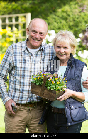 Portrait of Senior Couple Ensemble de jardin Banque D'Images