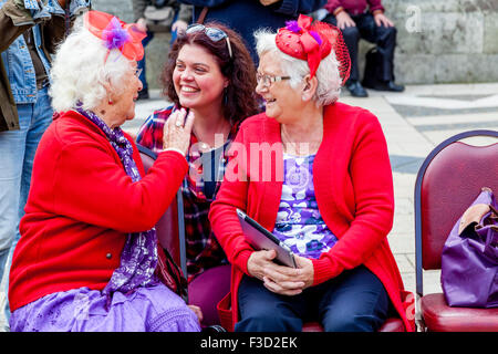 Les femmes de tous âges à discuter lors de l'Assemblée Pearly Kings and Queens Harvest Festival à la Guildhall, Londres, UK Banque D'Images