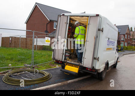 Des équipements de distribution de câblage sont en cours d'installation pour le lancement imminent du haut débit BT Openreach ultra-rapide dans l'un des nouveaux développements de logements et d'affaires mixtes les plus importants et les plus intelligents d'Europe à Buckshaw Village, situé à proximité des M6, M61 et M65, entre les villes de Chorley et Leyland dans le Lancashire. Le nouveau développement a lieu sur l'ancien site de la Royal Ordnance Factory (ROF) Chorley et couvre plusieurs kilomètres carrés. La zone de terre était connue sous le nom de Buckshaw avant d'être réquisitionnée par le War Office dans les années 1930 Banque D'Images