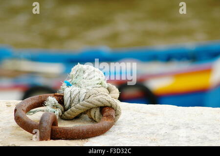 Bateau de pêche en bois bleu amarré Banque D'Images