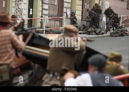 Reenactors habillé comme la République tchèque défendre une barricade contre les insurgés les troupes nazies allemandes au cours de la reconstitution de l'insurrection de Prague 1945 à Prague, en République tchèque, le 9 mai 2015. Banque D'Images
