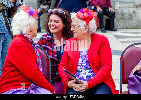 Les femmes de tous âges à discuter lors de l'Assemblée Pearly Kings and Queens Harvest Festival à la Guildhall, Londres, UK Banque D'Images