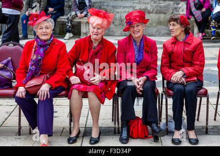 L'Hatters Rouge Ruislip lors de l'Assemblée Pearly Kings and Queens Harvest Festival à la Guildhall, Londres, UK Banque D'Images