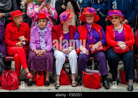 L'Hatters Rouge Ruislip lors de l'Assemblée Pearly Kings and Queens Harvest Festival à la Guildhall, Londres, UK Banque D'Images